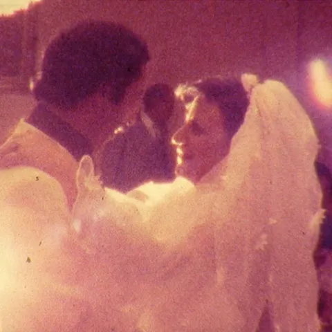 Eine alte Fotografie: ein Hochzeitspaar tanzt.