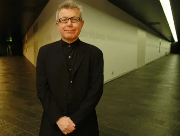 Porträt von Daniel Libeskind in den Achsen des Neubaus des Jüdischen Museums