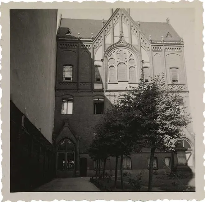 Die Aufnahme zeigt das Auerbach’sche Waisenhaus von der Schönhauser Allee aus gesehen. Im oberen Teil ist ein Spitzgiebel mit Fenstern zu sehen (Schwarz-Weiß-Foto).