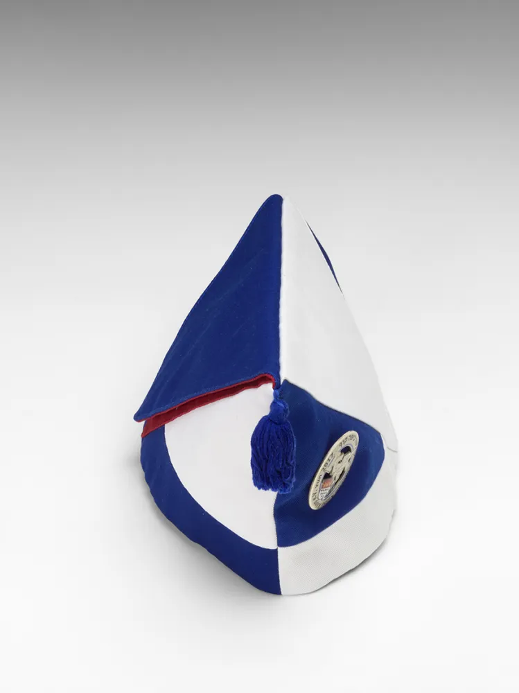 Handgefertigtes blau-weiß-rotes Krätzchen (Gesellschaftsmütze bzw. Narrenkappe) des jüdischen Karnevalsvereins Köllsche Kippa Köpp e.V. aus der Vogelperspektive