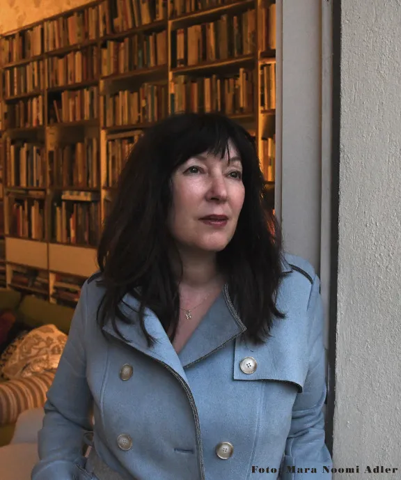 Porträt von Sharon Adler vor einer Bücherwand