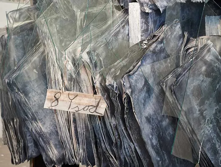 Skulptur einer Bibliothek aus Blei mit hineingesteckten Glasscherben